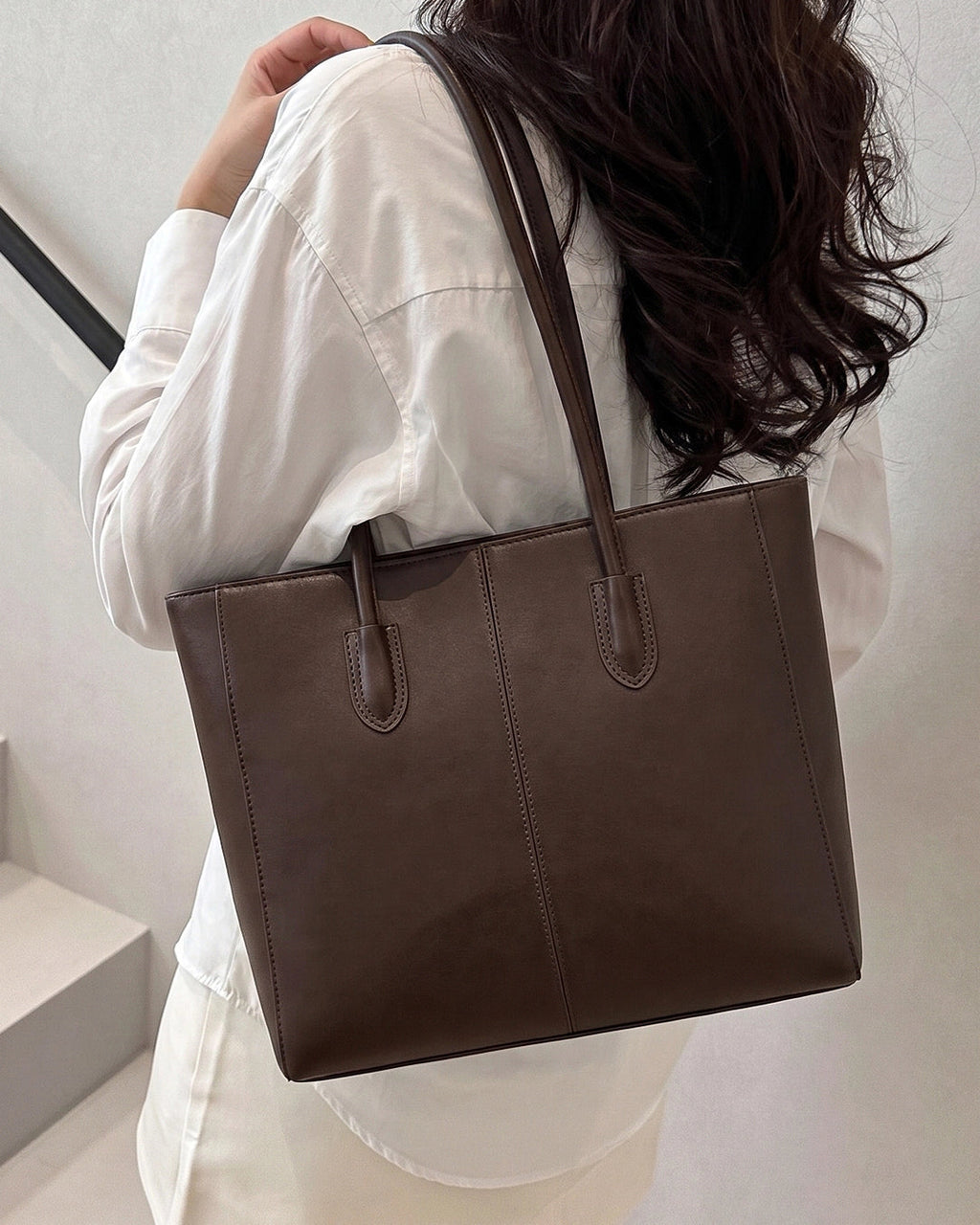StyleShoot's Sleek Minimal Shoulder Bag in Brown